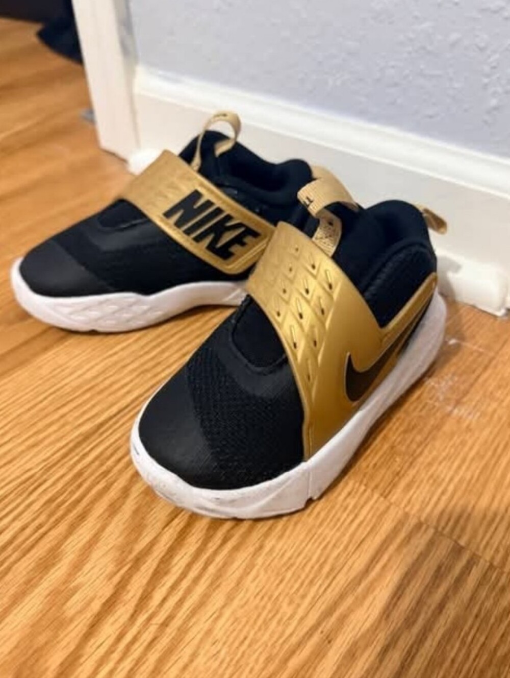 Nike Kids Black & Gold Athletic Sneakers. Worn 3-5 times. Great Condition.